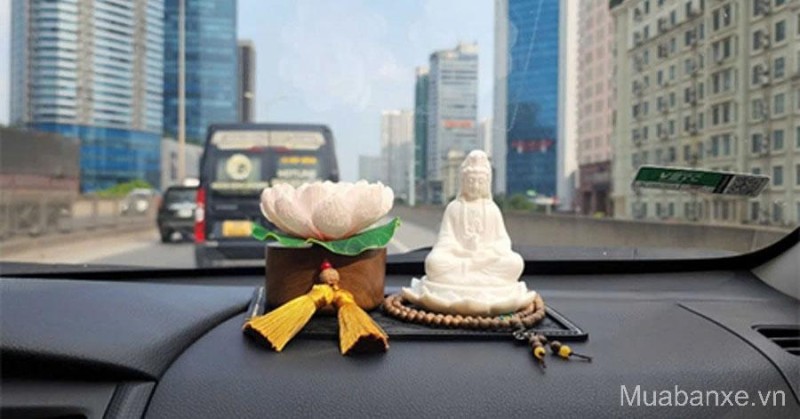 Cách Để Tượng Phật Trong Xe Ô Tô Theo Miền Bắc - Nam: Sự Khác Biệt Phong Thủy Lý Thú