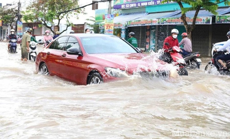 Có nên mua xe bị ngập nước? 7 rủi ro thủy kích bạn cần biết ngay