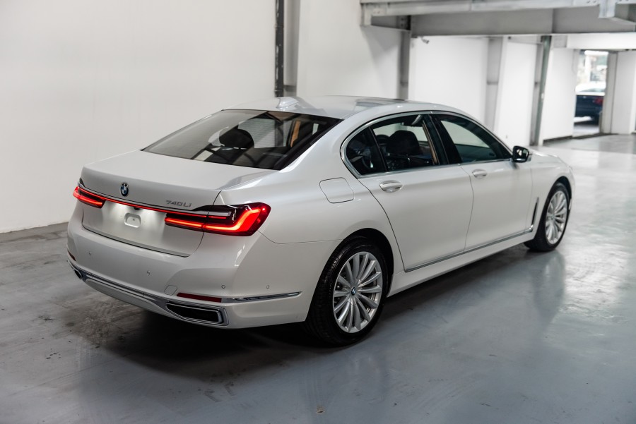 Thiết kế đuôi xe bmw 740li