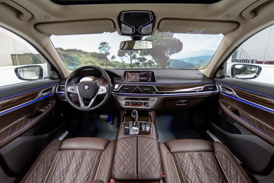 Thiết kế vô lăng và táp lô bmw 740li