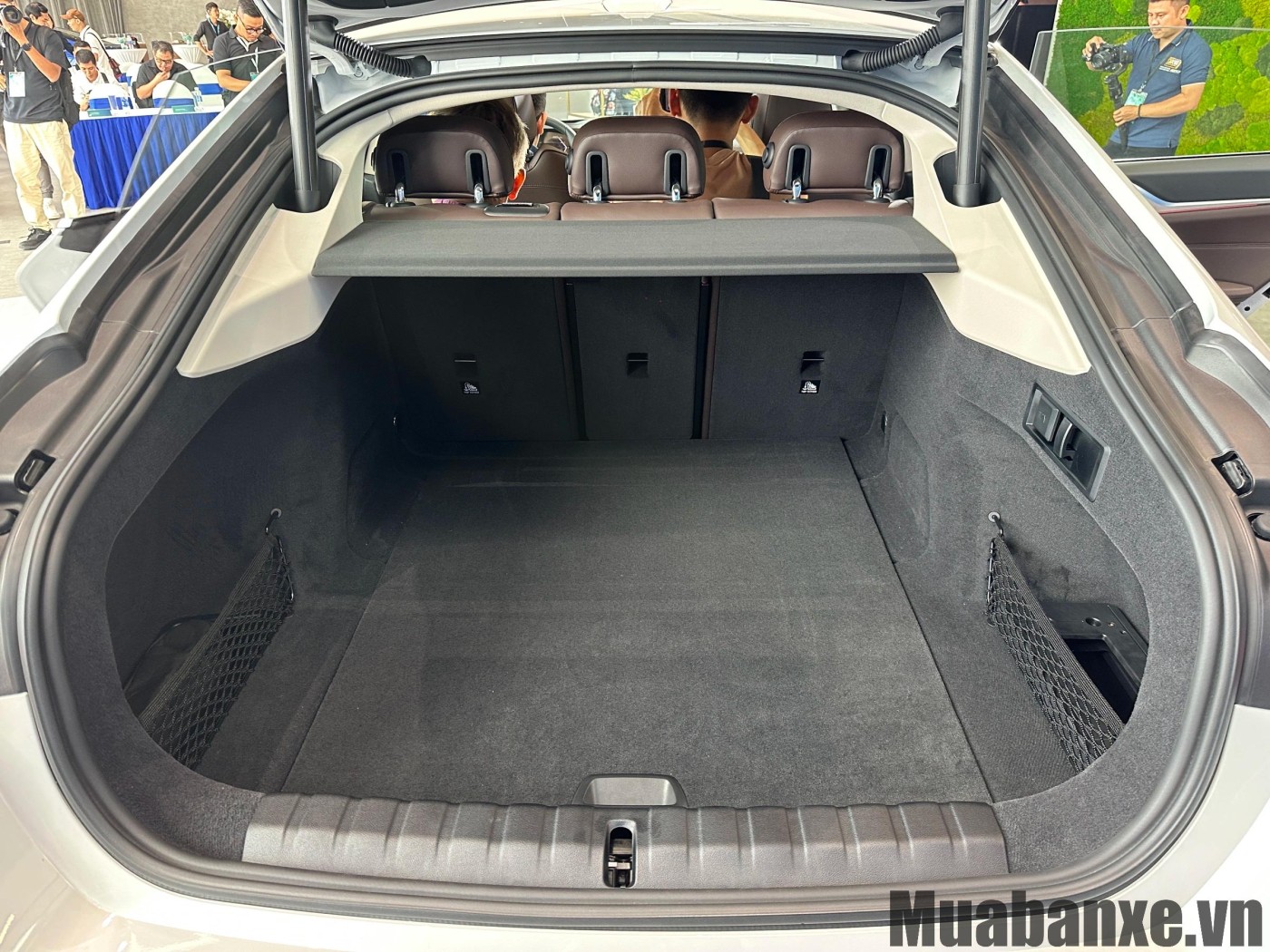 khoang hanh li tren xe bmw i4