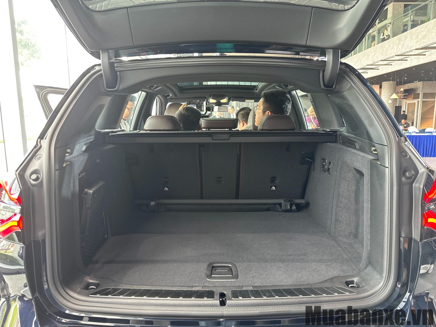 khoang hanh li tren xe bmw ix3