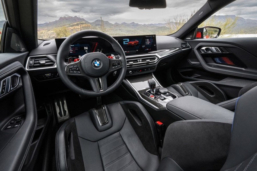 Thiết kế vô lăng và táp lô bmw m2