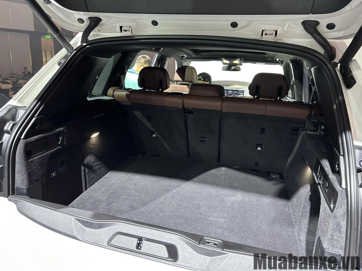 khoang hanh li tren xe bmw x5