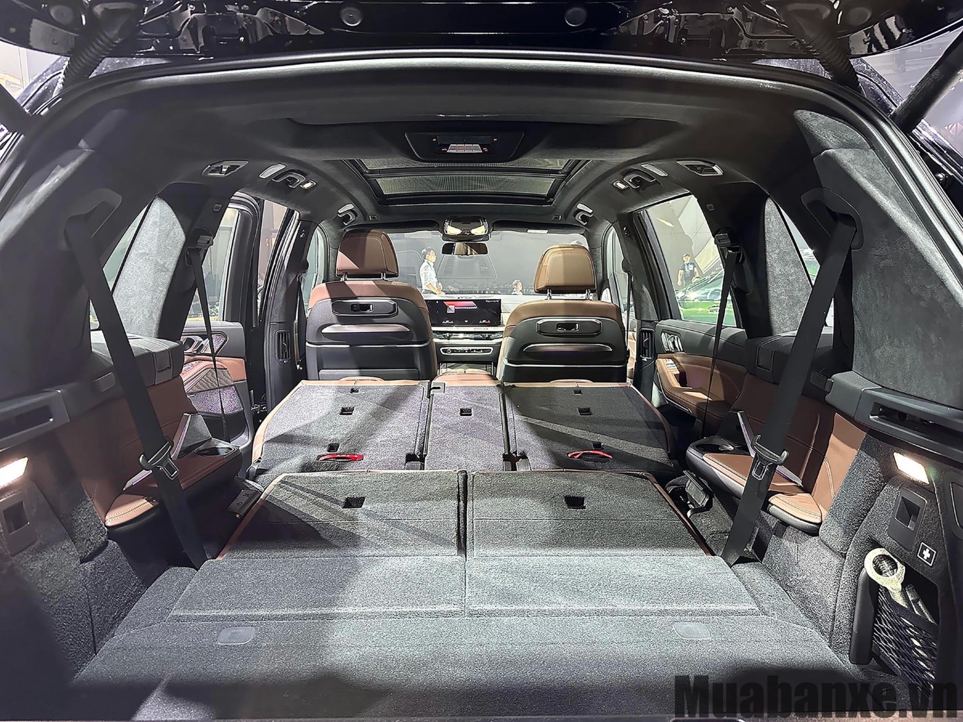 khoang hanh li tren xe bmw x7